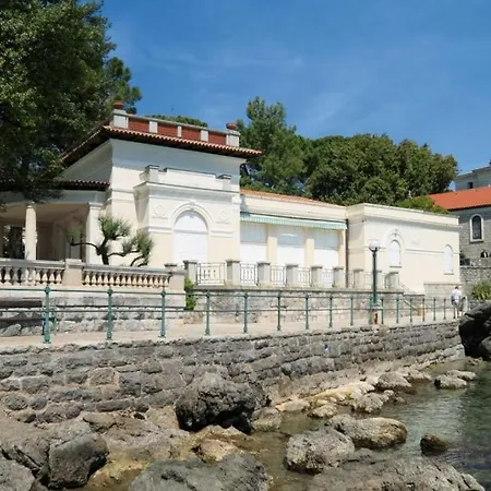 Apartment In With Sea View, Balcony, Air Conditioning, Wi-fi