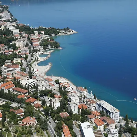 Apartment In With Sea View, Balcony, Air Conditioning, Wi-fi